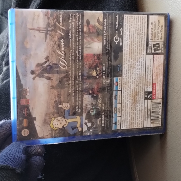Fallout 4 PS4 game - Picture 2 of 2